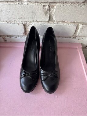 Predictions Black Leather Round-Toe Pumps with Bow